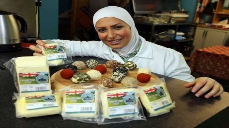 من الصيدلة إلى صناعة الجبن .. لاجئة سورية تفتتح مشروعها في بريطانيا وتحصد الجوائز